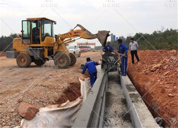 水溝臺帽滑模機