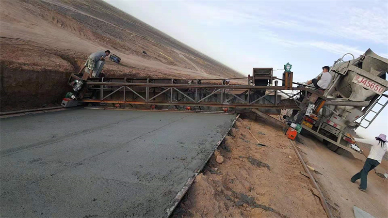 相對(duì)簡(jiǎn)易式的斜坡混凝土護(hù)坡滑模機(jī)