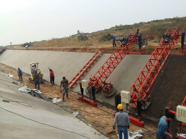 大型斜坡支護(hù)滑模機(jī)流水線型作業(yè)