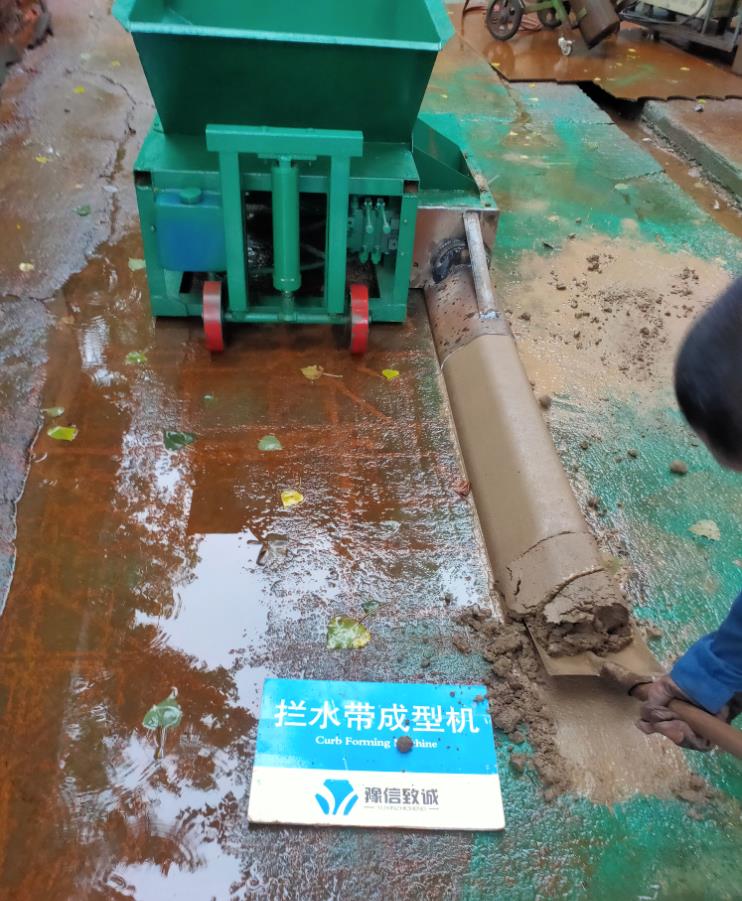 發貨前攔水帶滑模機必須經過試機環節